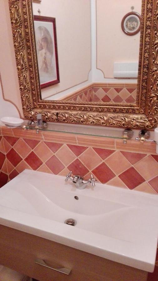 Flora House Bed & Breakfast