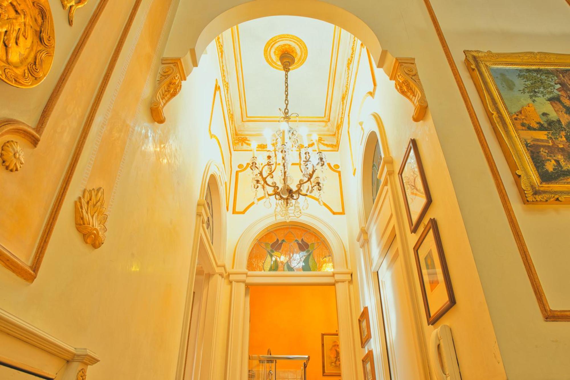 Bed & Breakfast Flora House 2*