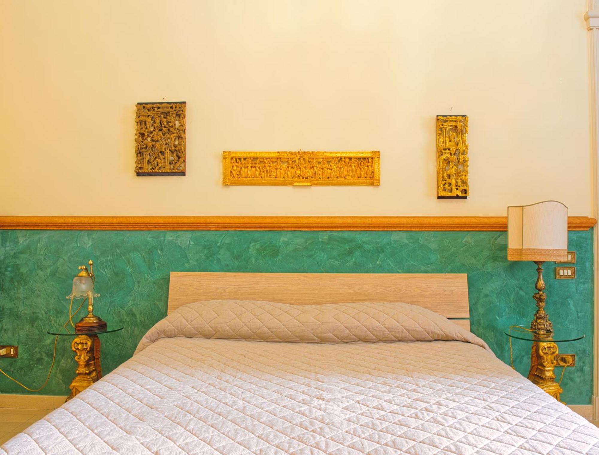 Bed & Breakfast Flora House 2*